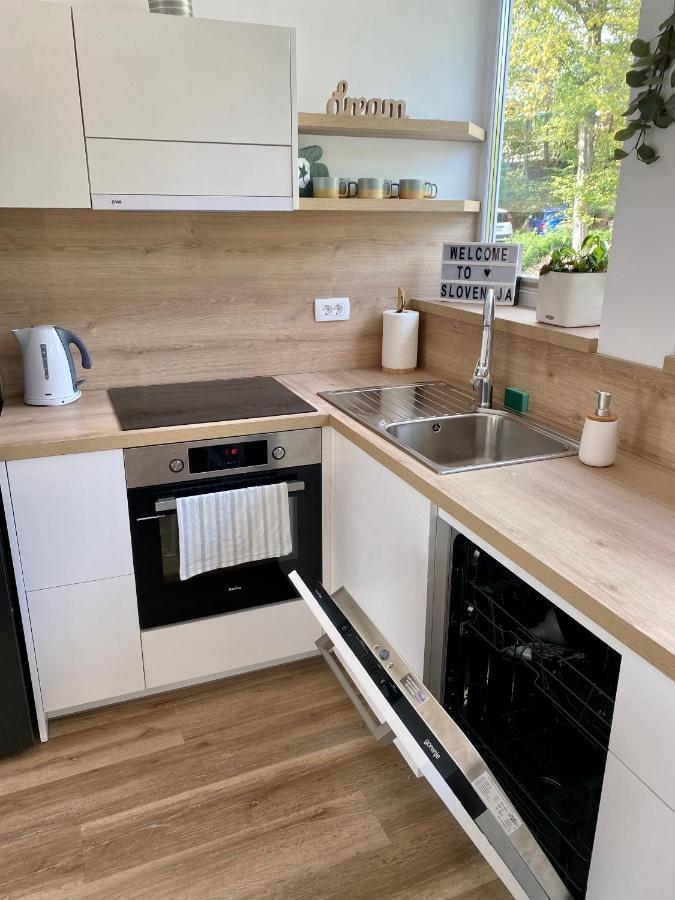 Sunny Oak Estate Apartman Mengeš Kültér fotó