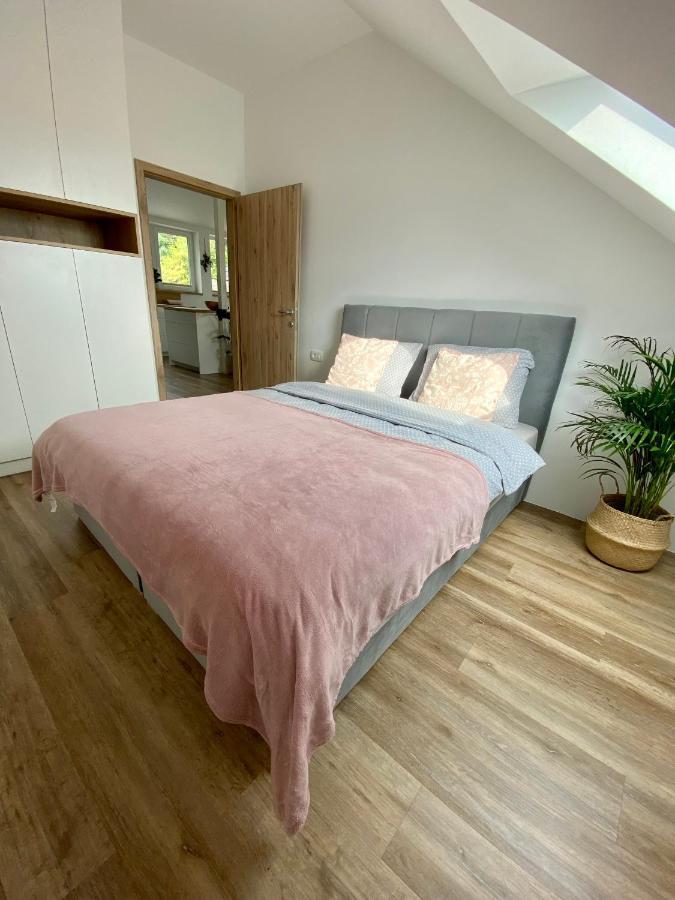 Sunny Oak Estate Apartman Mengeš Kültér fotó