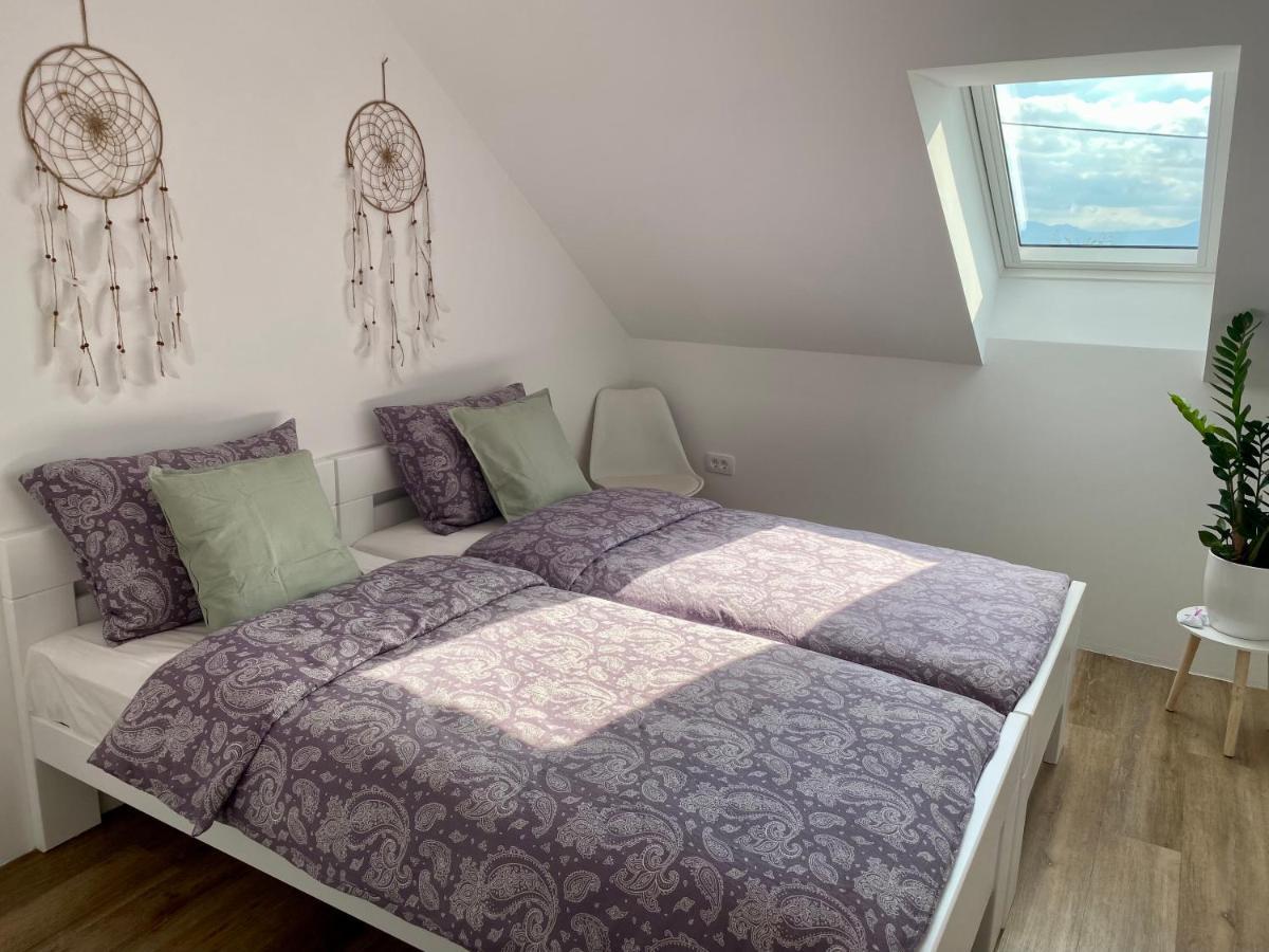 Sunny Oak Estate Apartman Mengeš Kültér fotó