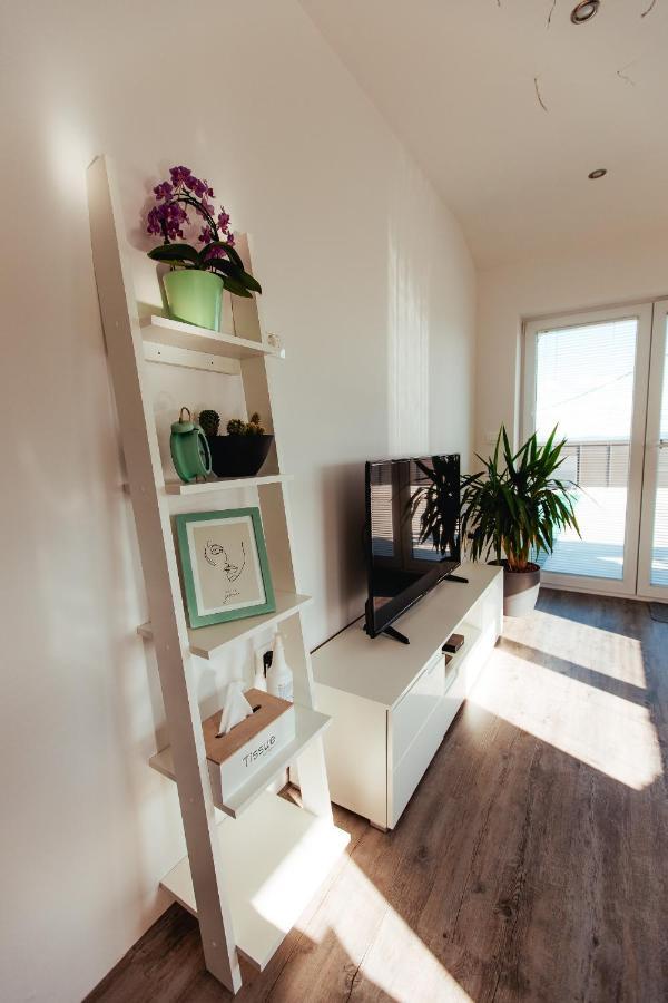 Sunny Oak Estate Apartman Mengeš Kültér fotó
