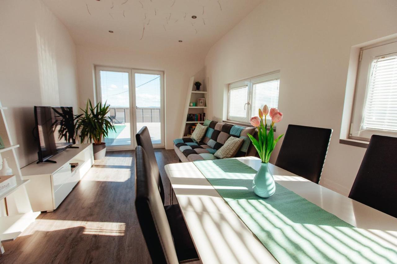 Sunny Oak Estate Apartman Mengeš Kültér fotó