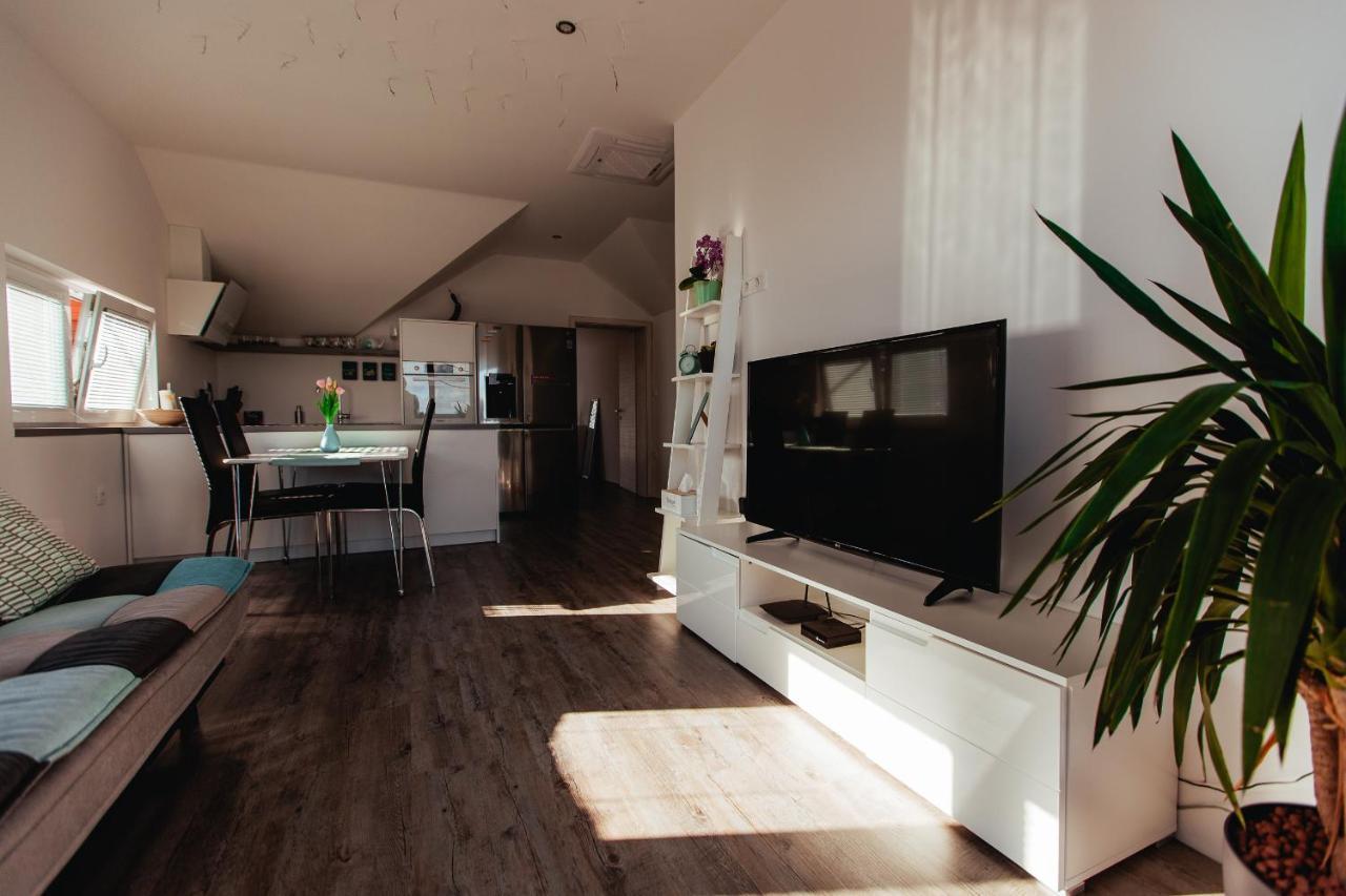 Sunny Oak Estate Apartman Mengeš Kültér fotó